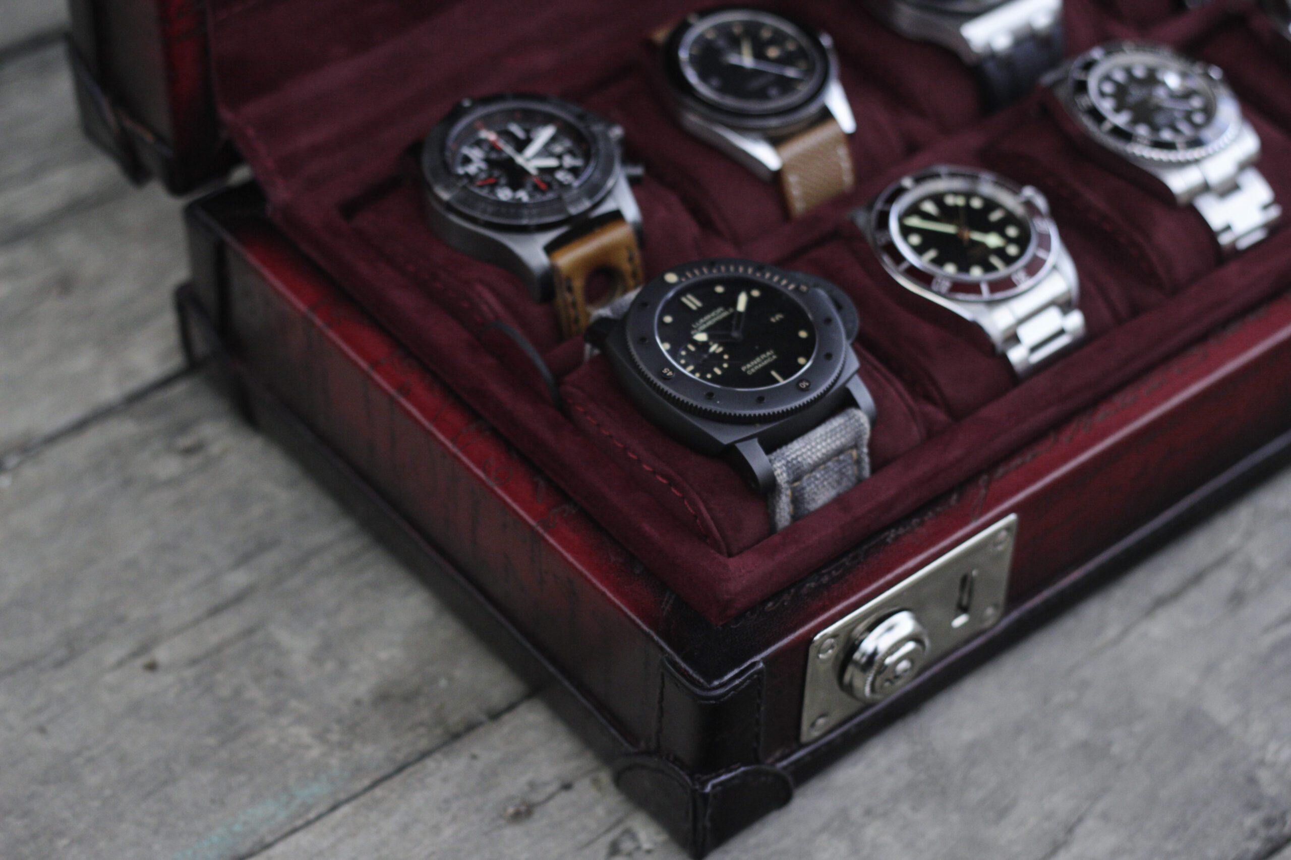 Petra Scripto Patina Red Watch Case for 8 Watches