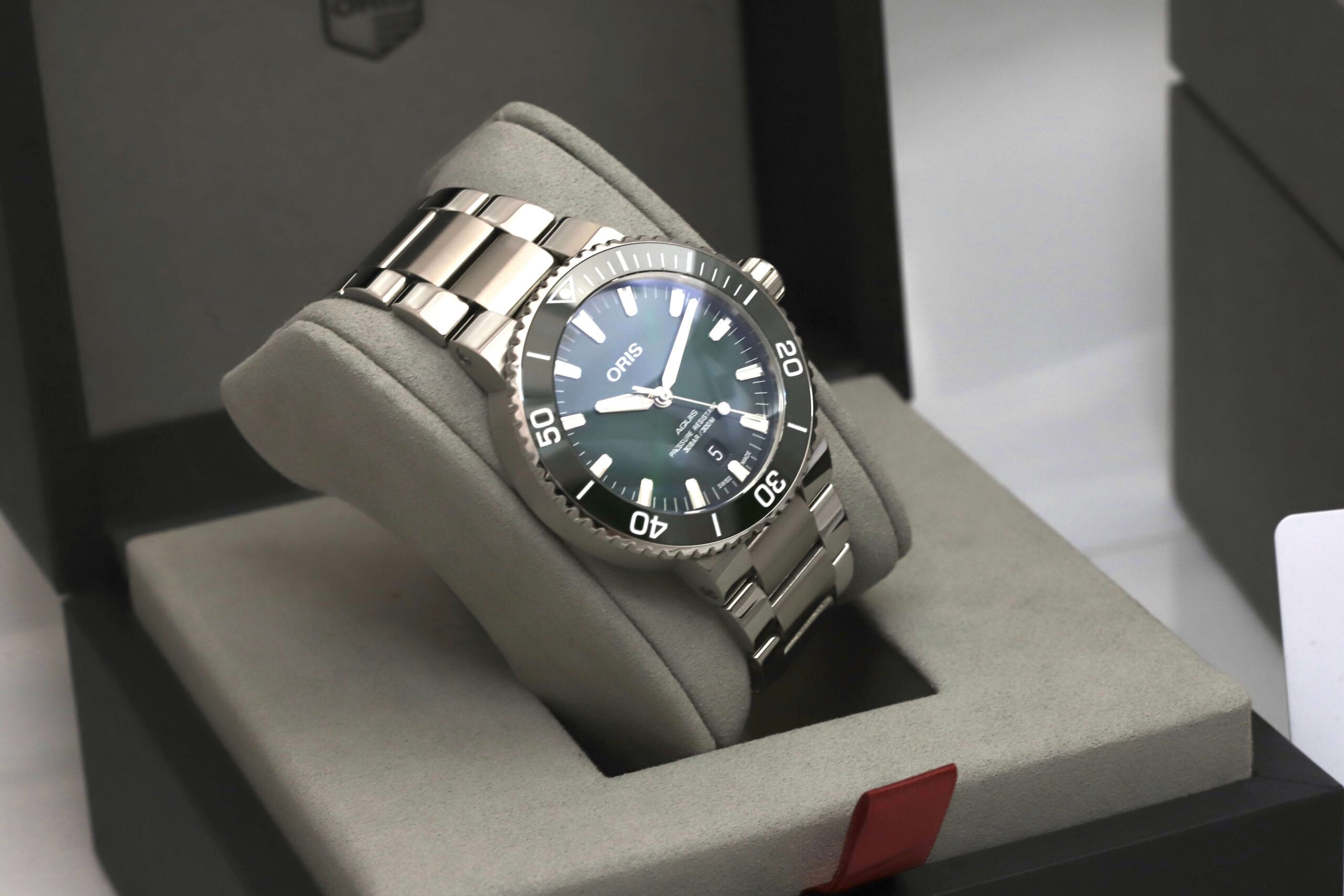Oris Aquis Date Green Ceramic 43mm Stainless Steel Box Papers Excellent Condition Oris Aquis Date Green Ceramic 43mm Stainless Steel Box Papers Excellent Condition