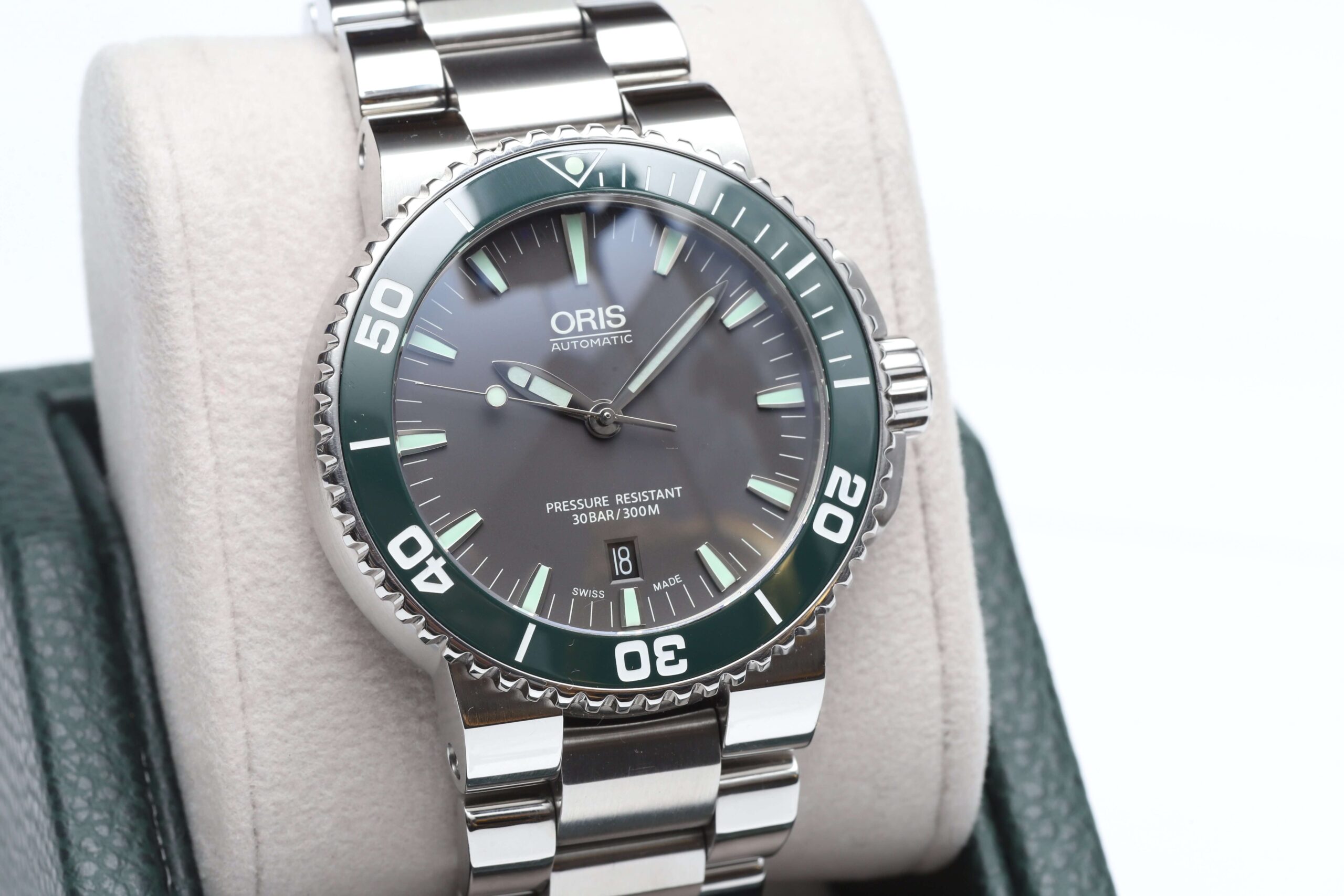 Oris Aquis Date Green Ceramic Bezel Automatic 43mm Diver Watch Box & Papers