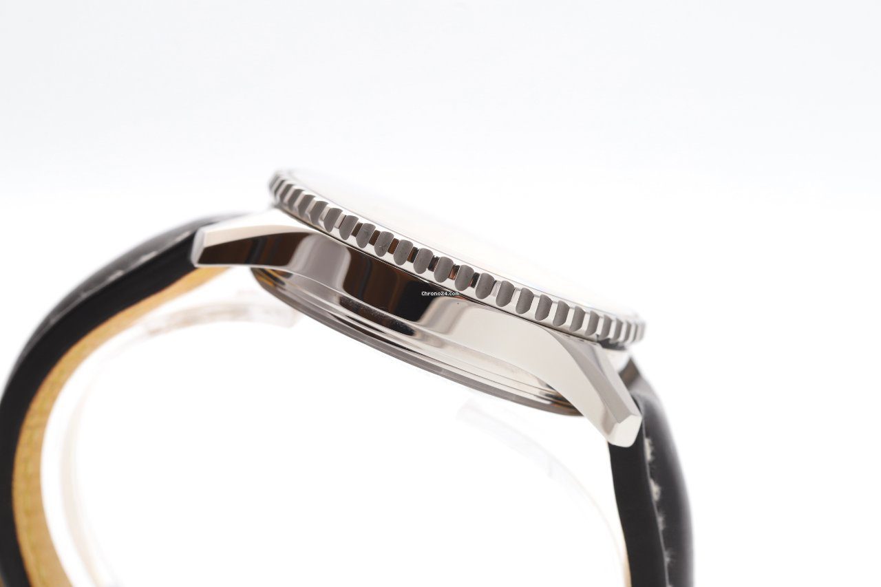 23900474-040ucyl97rntdcdgoiwmb4c5-ExtraLarge Breitling Navitimer World 46 Black Dial Automatic Watch A24322