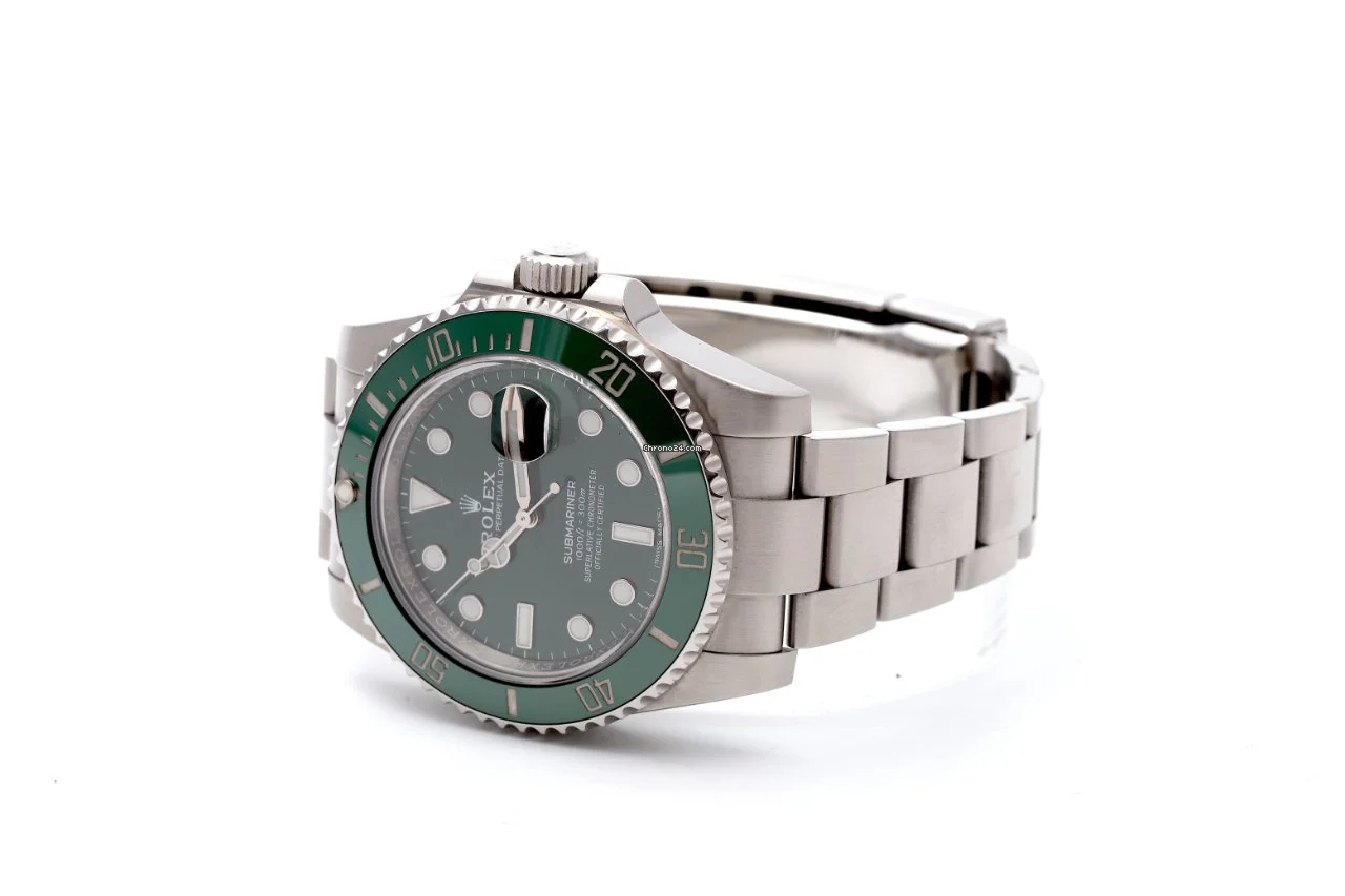 Rolex Submariner 116610LV Green Hulk 2016 Box/Papers Good Condition