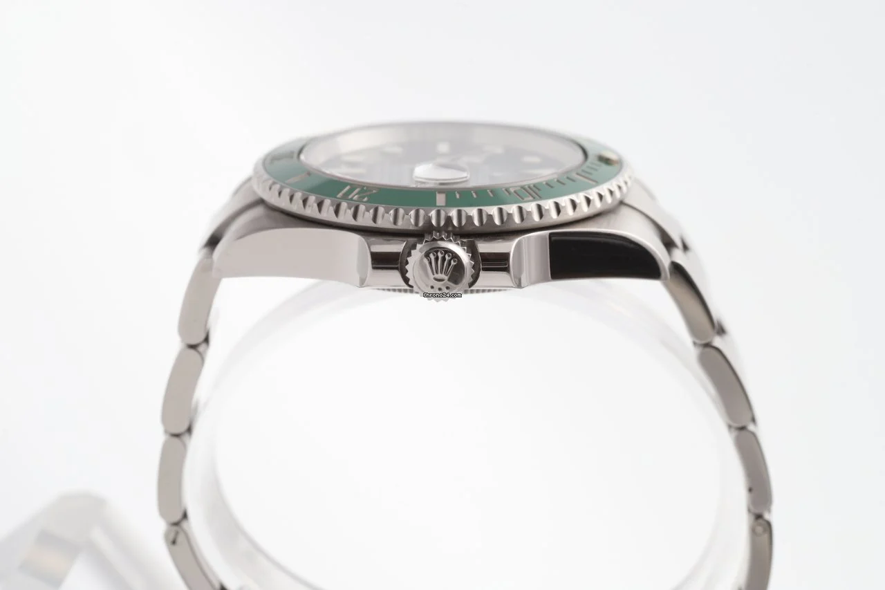 Rolex Submariner 116610LV Green Hulk 2016 Box/Papers Good Condition