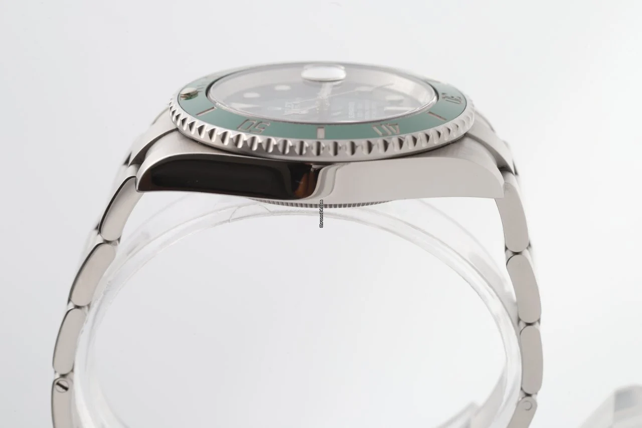 Rolex Submariner 116610LV Green Hulk 2016 Box/Papers Good Condition