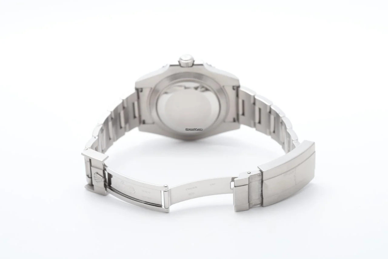 Rolex Submariner 116610LV Green Hulk 2016 Box/Papers Good Condition